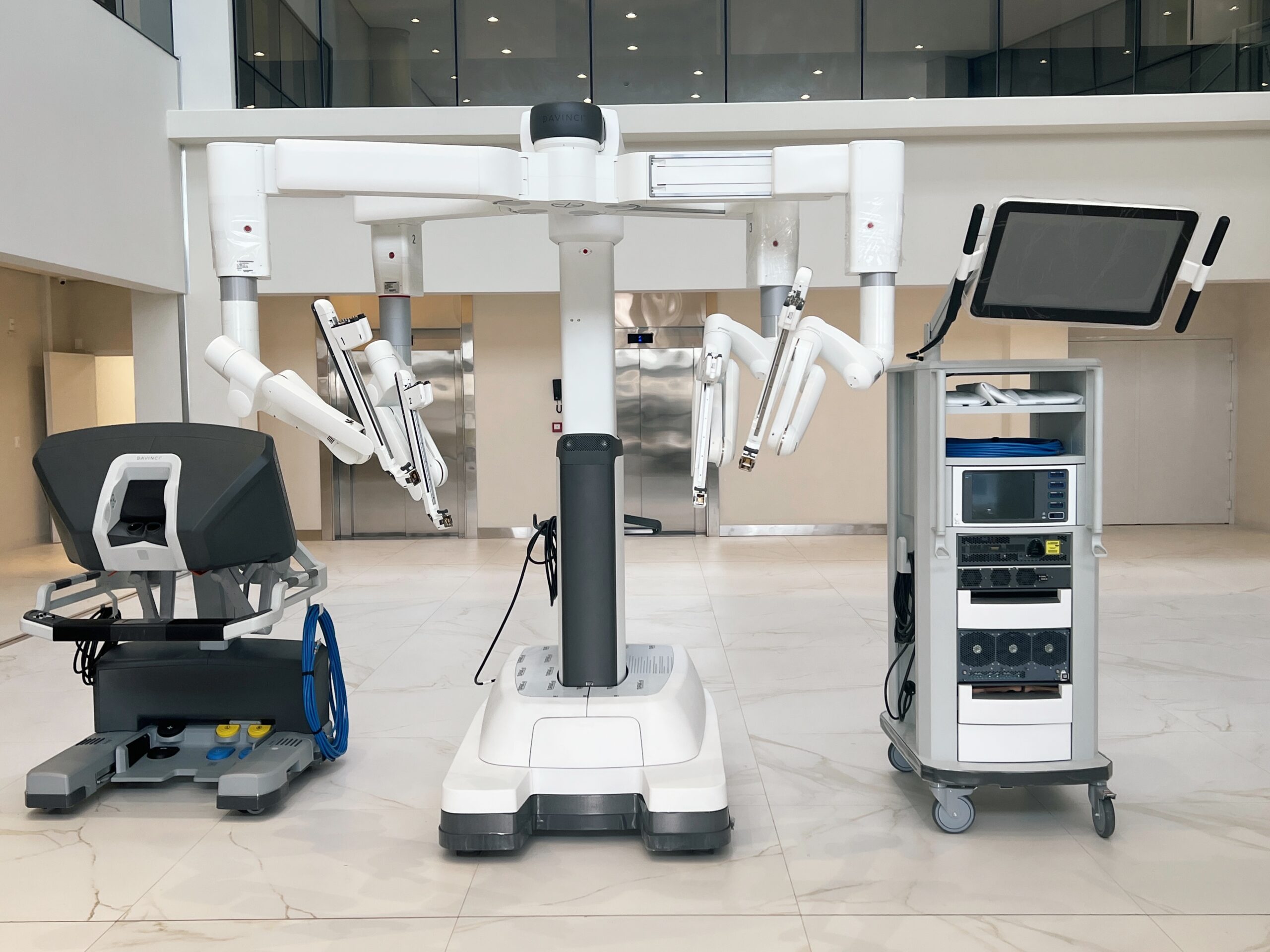Cancer Center of São Vicente celebrates the arrival of robotic surgery equipment